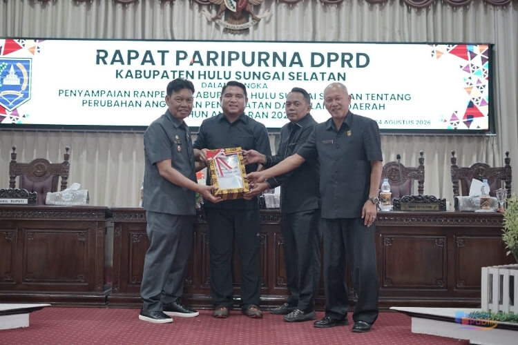 Pimpinan DPRD HSS menerima draf Ranperda Perubahan APBD Tahun Anggaran 2026 dari Wakil Bupati HSS H Suriani. (Dok: Istimewa)