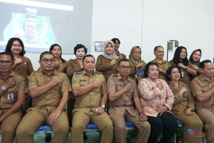 Wabup Dodo menghadiri prosesi sertijab Kepala Disparbudpora Kabupaten Kapuas dari Budi Kurniawan kepada Santoso. (Dok: NarasiPublik)