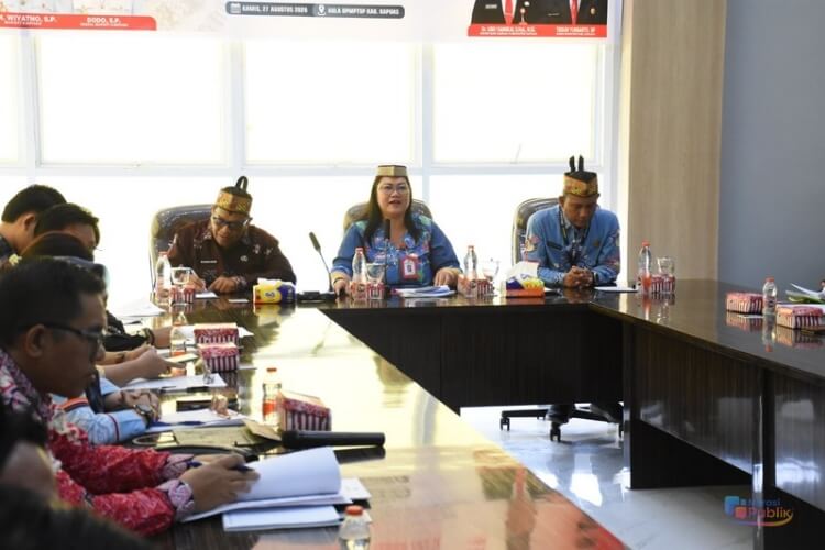 Asisten II Setda Kapuas Kusmiatie memimpin sosialisasi Peraturan Menteri Investasi dan Hilirisasi/Kepala BKPM RI Nomor 3 Tahun 2025. (Dok: Istimewa)