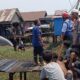 Petugas damkar dan tim relawan melakukan pembasahan terhadap rumah lansia di Desa Desa Kalumpang Dalam, Kecamatan Babirik yang dilalap api. (Dok: Istimewa)