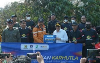 Wakil Gubernur Kalsel, Hasnuryadi Sulaiman menyerahkan secara simbolis bantuan pompa air untuk atasi Karhutla dari Hasnur Group kepada Posko Guntung Damar. (Dok : Narasi Publik)