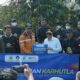Wakil Gubernur Kalsel, Hasnuryadi Sulaiman menyerahkan secara simbolis bantuan pompa air untuk atasi Karhutla dari Hasnur Group kepada Posko Guntung Damar. (Dok : Narasi Publik)