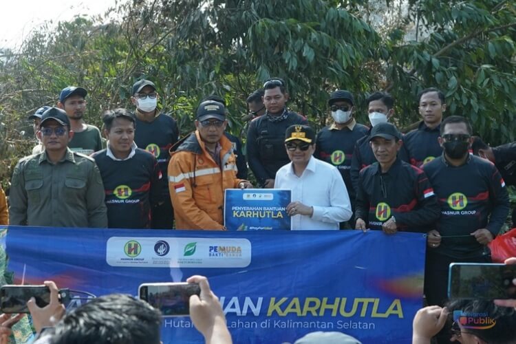 Wakil Gubernur Kalsel, Hasnuryadi Sulaiman menyerahkan secara simbolis bantuan pompa air untuk atasi Karhutla dari Hasnur Group kepada Posko Guntung Damar. (Dok : Narasi Publik)
