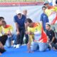 Bupati HSS, H Syafrudin Noor mencoba permainan balogo di acara festival aneka olahraga tradisional KORMI HSS. (Dok: Istimewa)