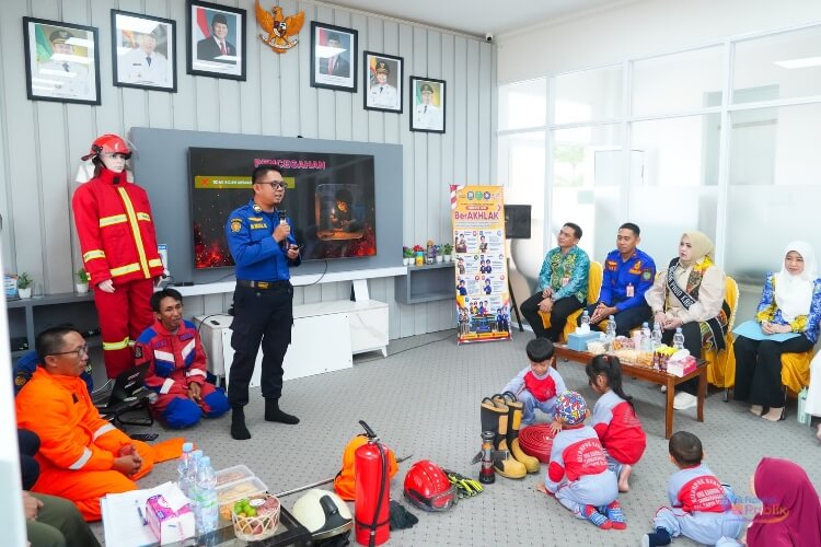 Petugas Damkar memberikan edukasi kesadaran keselamatan dan pencegahan bahaya kebakaran kepada anak-anak PAUD. (Dok: Istimewa)