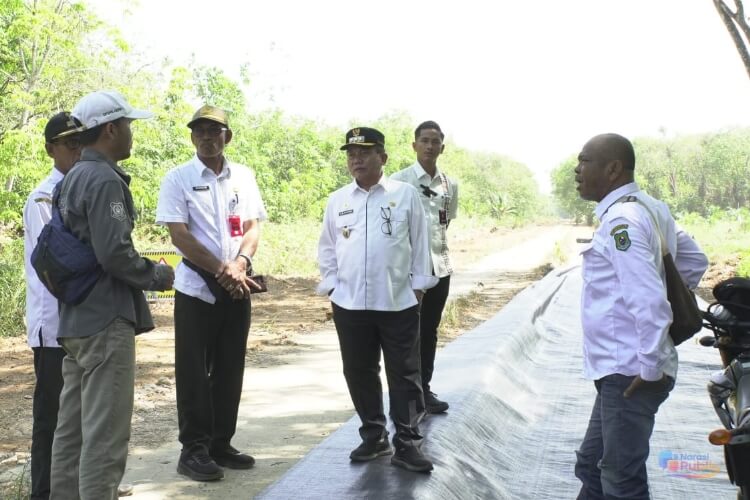 Bupati Kapuas, HM Wiyatno saat meninjau lokasi rekonstruksi ji di Kecamatan Kapuas Timur. (Dok: Istimewa)