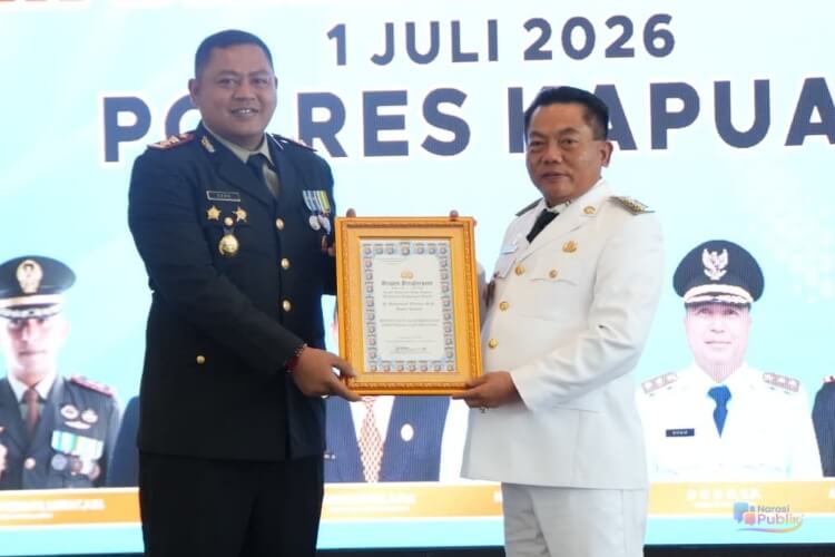 Bupati Kapuas HM Wiyatno menerima penghargaan dari Kapolres Kapuas AKBP Gede Eka Yudharma. (Dok: Istimewa)