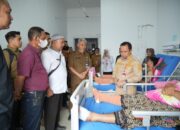 Jenguk Relawan Damkar Kecelakaan, Bupati Tapin Jamin Pengobatan Gratis