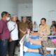 Bupati Tapin H Yamani saat membesuk relawan damkar yang sempat mengalami kecelakaan saat bertugas. (Dok: Istimewa)