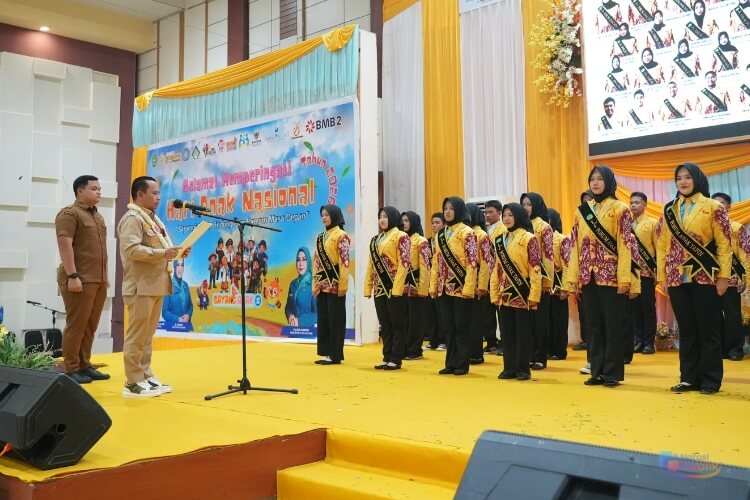 Bupati Tapin H Yamani mengukuhkan pengurus Forum Anak Kabupaten Tapin masa bakti 2026–2028. (Dok: Istimewa)