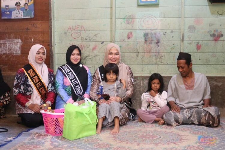 Bunda PAUD HSS Hj Mustaidah menyambangi rumah salah satu warga di Kelurahan Kandangan Barat. (Dok: Istimewa)