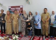 Dorong Kesejahteraan Warga, Bunda PAUD HSS Salurkan Bantuan PKH
