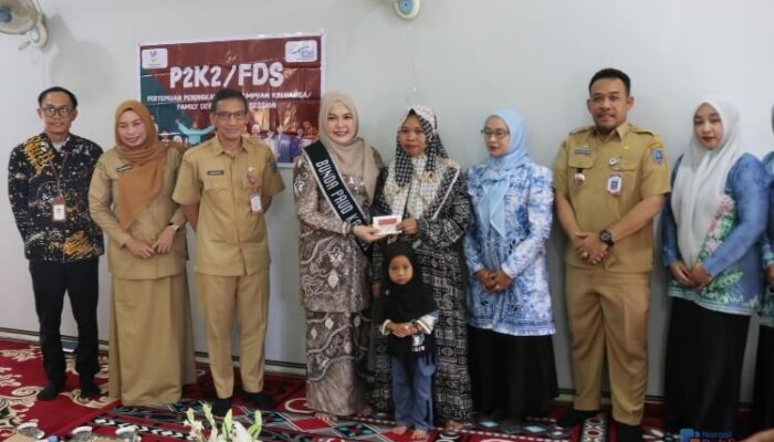 Dorong Kesejahteraan Warga, Bunda PAUD HSS Salurkan Bantuan PKH