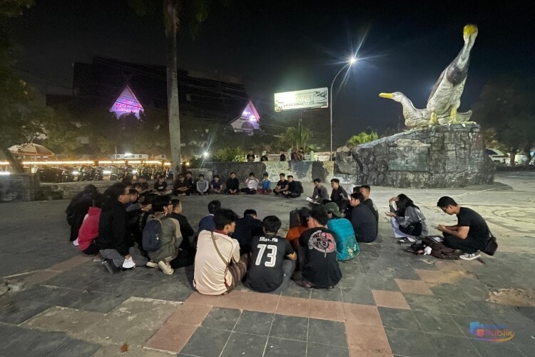 Aliansi Mahasiswa HSU melakukan konsolidasi untuk memantapkan persiapan aksi di Tugu Itik Amuntai. (Dok: Narasi Publik)