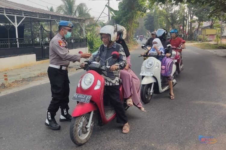 Polsek Amuntai Tengah, Polres HSU membagikan masker kepada pengguna jalan. (Dok : Istimewa)