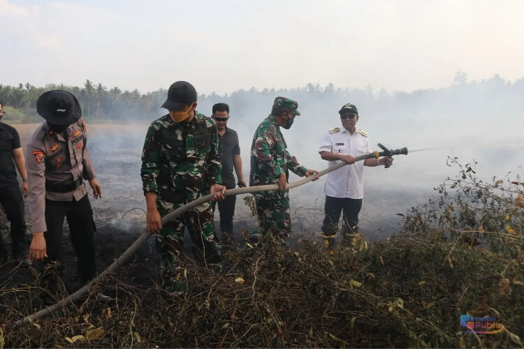 Bupati HSS, H Syafrudin Noor ikut memadamkan Karhutla bersama tim relawan gabungan. (Dok: Istimewa)