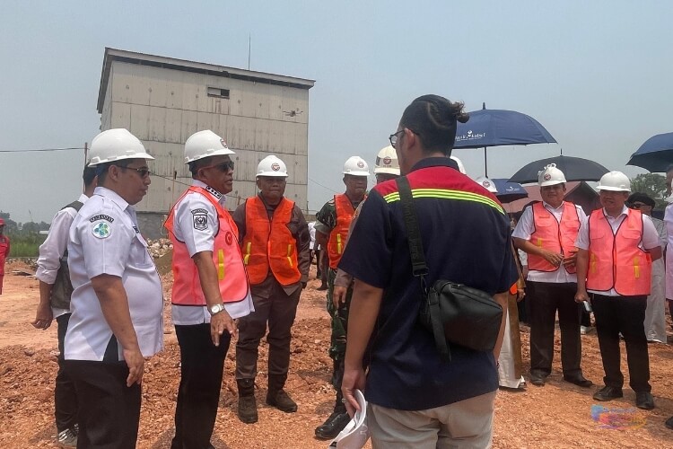 Bupati HSU, H Sahrujani usai melakukan peletakan batu pertama pembangunan tahap II RSUD Pambalah Batung Amuntai. (Dok: Istimewa)