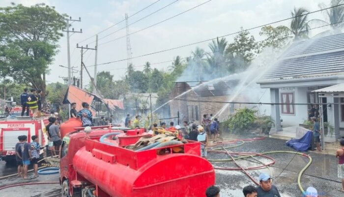 Kebakaran di Suato Tatakan Tapin Hanguskan Tiga Rumah dan Satu Mobil