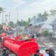 Petugas gabungan melakukan proses pembasahan terdahap kebakaran yang terjadi di Desa Suato Tatakan, Tapin. (Dok: Istimewa)