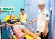 Relawan Damkar Kecelakaan Saat Bertugas, Wabup HSU Langsung Sambangi Korban di RSUD