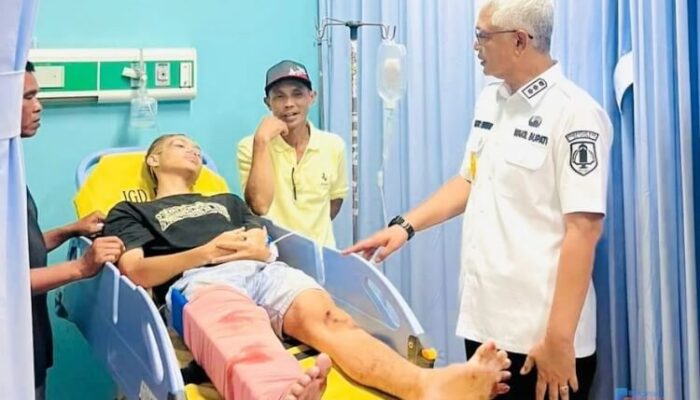 Relawan Damkar Kecelakaan Saat Bertugas, Wabup HSU Langsung Sambangi Korban di RSUD