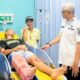 Wakil Bupati HSU Hero Setiawan membesuk relawan damkar yang alami insiden kecelakaan saat bertugas. (Dok: Istimewa)