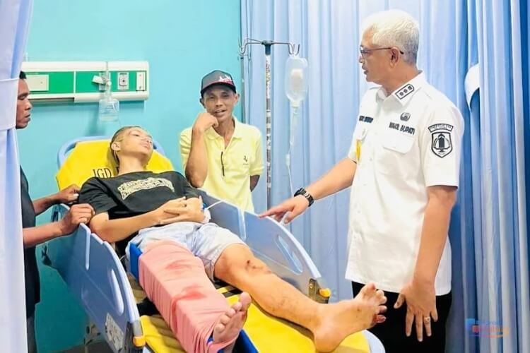 Wakil Bupati HSU Hero Setiawan membesuk relawan damkar yang alami insiden kecelakaan saat bertugas. (Dok: Istimewa)