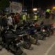 Belasan motor remaja diangkut polisi saat razia balap liar di Tabalong. (Dok: Ilustrasi AI)