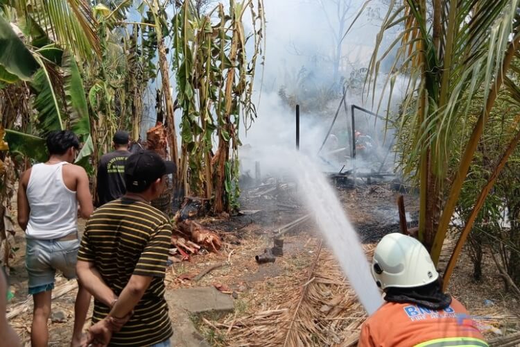 Personel TRC BPBD Tapin melakukan pembasahan terhadap api yang menghanguskan sebuah rumah di Desa Desa Kepayang, Kecamatan Tapin Tengah. (Dok: Istimewa)