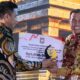 Bupati HSS, H Syafrudin Noor menerima penghargaan Terbaik III Kategori Akses dan Kualitas Layanan Kesehatan Tingkat Regional Kalimantan tahun 2026. (Dok: Istimewa)