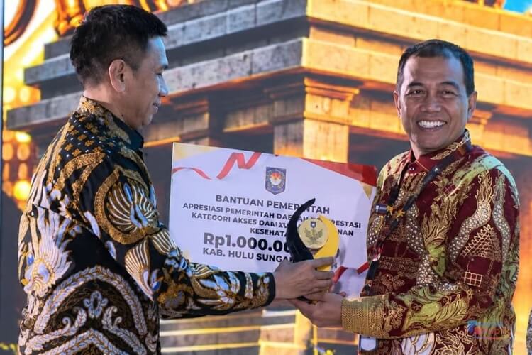 Bupati HSS, H Syafrudin Noor menerima penghargaan Terbaik III Kategori Akses dan Kualitas Layanan Kesehatan Tingkat Regional Kalimantan tahun 2026. (Dok: Istimewa)