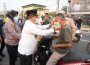 Cegah ISPA Akibat Asap, Bupati Kapuas Pimpin Pembagian Masker Gratis Untuk Warga