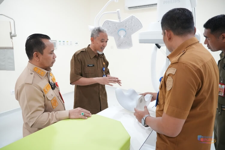 Bupati Tapin, H. Yamani saat meninjau alat kesehatan di RSUD Datu Sanggul. (Dok: Prokopim Tapin)