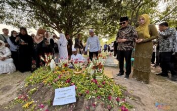 Wakil Gubernur Kalsel Hasnuryadi Sulaiman bersama istri menghadiri prosesi pemakaman H Rudy Ariffin di Taman Makam Bahagia Landasan Ulin, Kota Banjarbaru. (Dok: Narasi Publik)