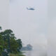 Helikopter Water Bombing melakukan pengisian air di Sungai Nagara untuk bersiap memadamkan Karhutla di Desa Baru, Kecamatan Daha Barat, Kabupaten HSS. (Dok: Istimewa)