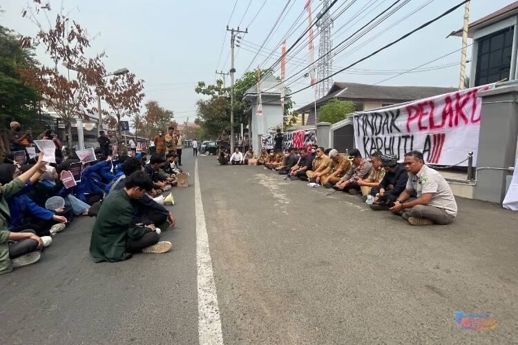 Aliansi Mahasiswa Kabupaten HSU menyampaikan aspirasi terkait kabut asap akibat karhutla dan krisis BBM di depan Gedung DPRD HSU. (Dok: Narasi Publik)
