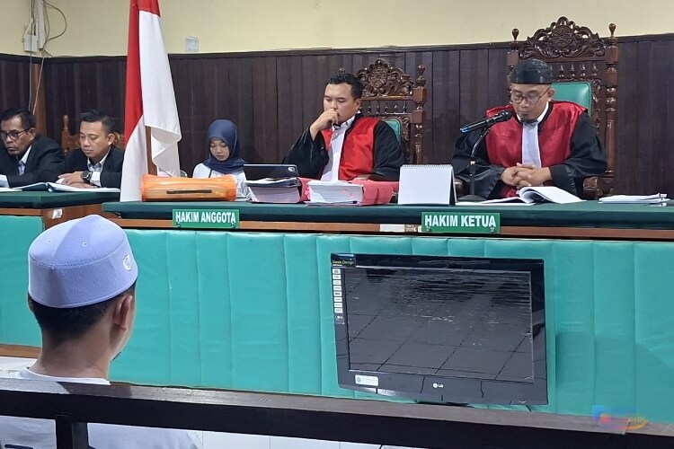 Majelis Hakim menjatuhkan vonis satu tahun penjara kepada tiga terdakwa kasus dugaan pemalsuan dokumen surat tanah di HSS. (Dok: Narasi Publik)