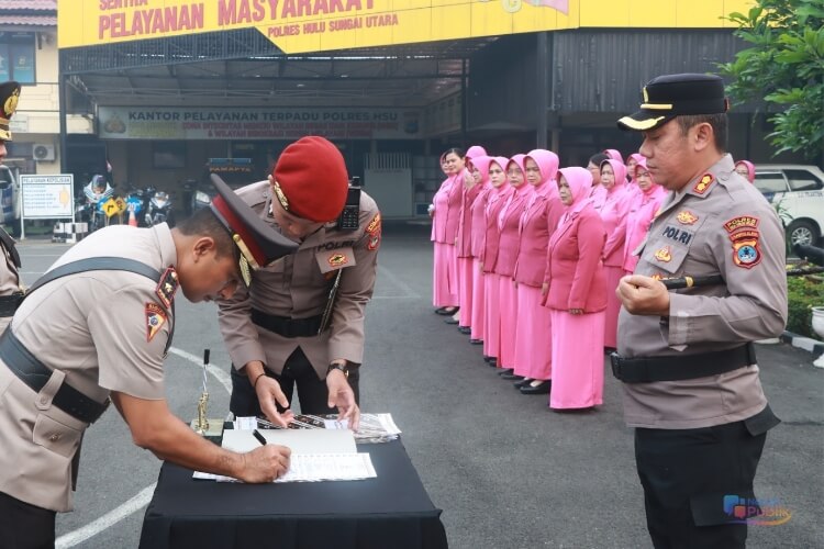 Kapolres HSU, AKBP Agus Nuryanto memimpin upacara Sertijab di halaman Mapolres HSU. (Dok: Istimewa)