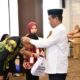 Bupati HSS menyematkan tanda peserta pelatihan Perkoperasian bagi Bendahara KDMP. (Dok: Istimewa)