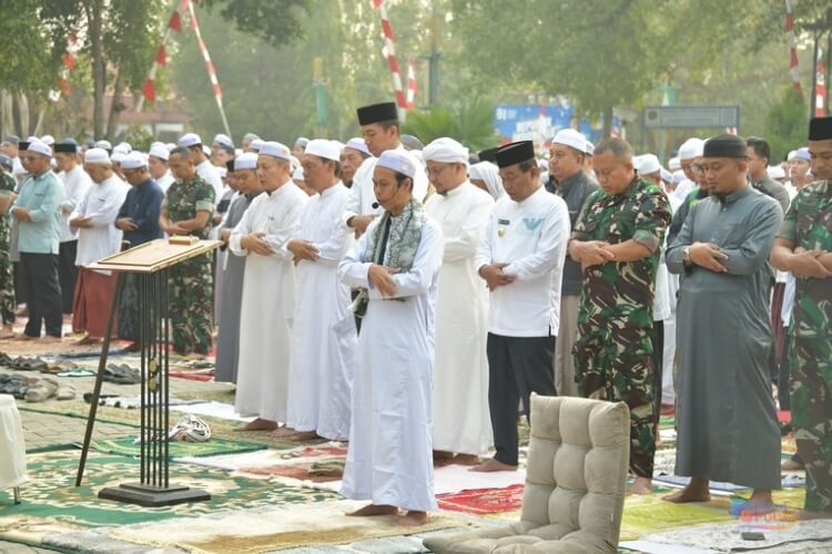 Ribuan jemaah mengikuti Salat Istisqa berjamaah di Lapangan Lambung Mangkurat, Kandangan. (Dok: Istimewa)