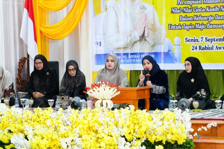 Ketua TP PKK Tapin Hj. Faridah Yamani menghadiri peringatan Maulid Nabi Muhammad SAW 1448 Hijriah. (Dok: Prokopim Tapin)