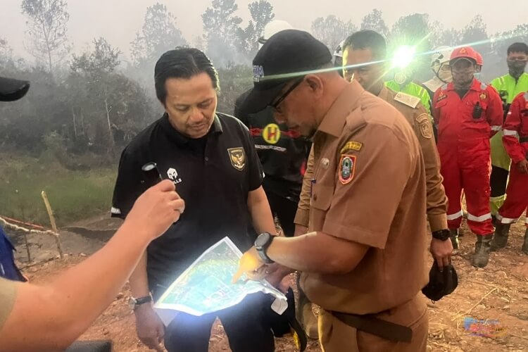 Wagub Kalsel Hasnuryadi Sulaiman saat meninjau lokasi Karhutla di kawasan Guntung Damar, Banjarbaru. (Dok: Narasi Publik)