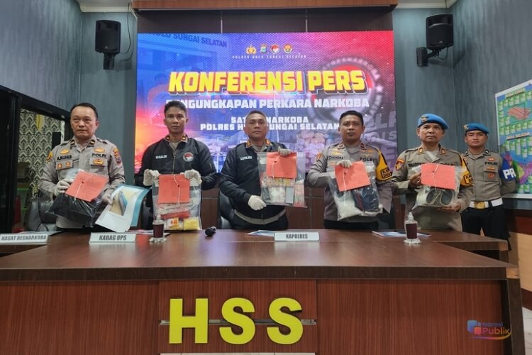 Kapolres HSS AKBP Awaluddin Syam didampingi Kabag OPS Kompol Jarkasi, KBO Satresnarkoba Ipda Sujai dan Kapolsek Daha Selatan Ipda Chandra saat konferensi pers pengungkapan perkara narkoba. (Dok: Narasi Publik)