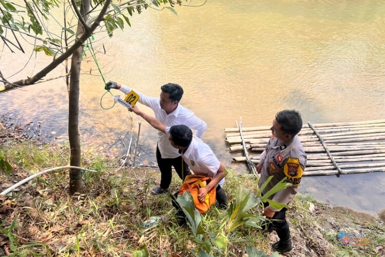 Anggota Polsek Bungur dan Tim Identifikasi Satreskrim Polres Tapin melakukan olah TKP. (Dok: Istimewa)