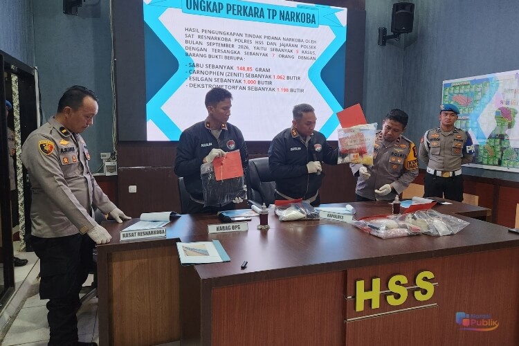 Kapolres HSS, AKBP Awaluddin Syam memperlihatkan barang bukti ribuan obat terlarang yang berhasil disita dari tangan tersangka. (Dok: Narasi Publik)