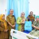 Ketua TP PKK Tapin Hj Faridah Yamani memberikan bingkisan kepada salah satu warga yang telah menjalani pelayanan KB Medis MOW di RSUD Datu Sanggul. (Dok: Prokopim Tapin)