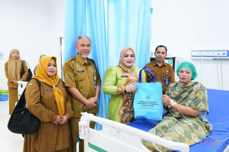 Ketua TP PKK Tapin Hj Faridah Yamani memberikan bingkisan kepada salah satu warga yang telah menjalani pelayanan KB Medis MOW di RSUD Datu Sanggul. (Dok: Prokopim Tapin)