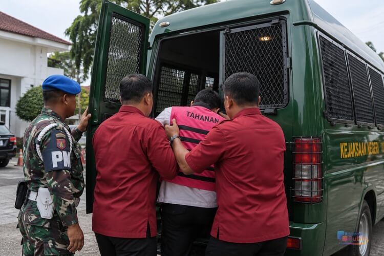 Rugikan Negara Ratusan Juta, Kejari Tapin Tetapkan Tiga Tersangka Korupsi Toilet Portable BPBD. (Dok: Ilustrasi AI)