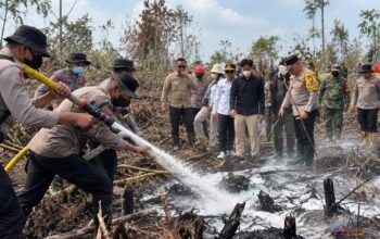 Wakil Presiden Gibran Rakabuming saat melihat pengujian formulasi cairan surfaktan khusus untuk padamkan Karhutla di Kalimantan Selatan. (Dok: Istimewa)