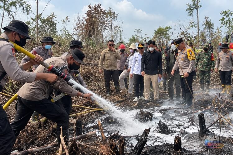 Wakil Presiden Gibran Rakabuming saat melihat pengujian formulasi cairan surfaktan khusus untuk padamkan Karhutla di Kalimantan Selatan. (Dok: Istimewa)